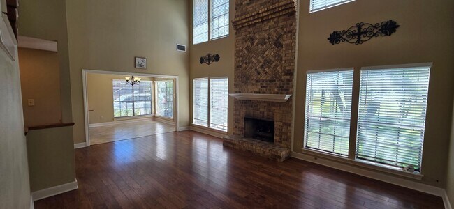 Building Photo - 1323 Falling Leaf Ln