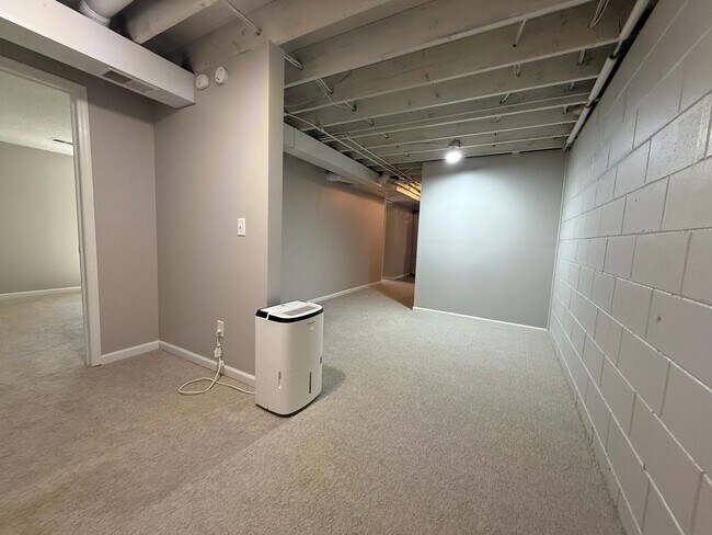 Building Photo - Remodeled 5BR/2BA Walkout Rambler Near Fish Lake Available Now! Lawn care Included!