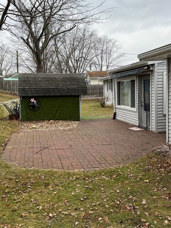 Building Photo - Great 2 Bedroom/2 Bath Duplex Unit For Lease