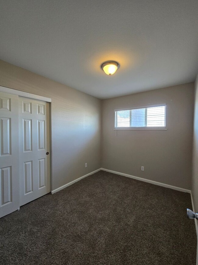 Building Photo - Single story 3 Bedroom house ready for mov...