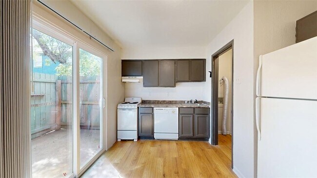 Building Photo - 725 Peppertree Dr