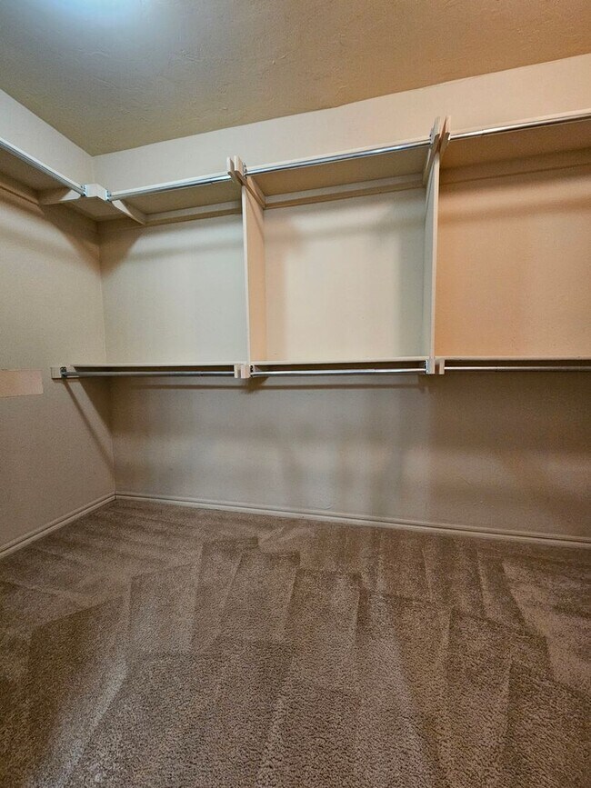 Building Photo - (4) Bed/(2) Bath in Winfield Addition OKC!