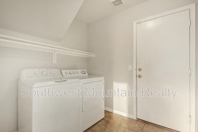 Building Photo - 1523 S Vine St