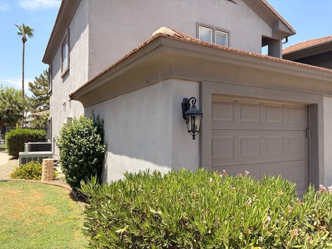 Building Photo - 7401 W Arrowhead Clubhouse Dr