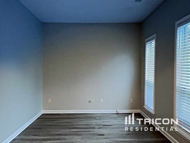 Building Photo - 2752 Lakeside Dr SW