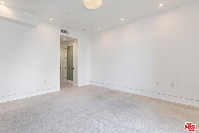 Building Photo - 225 S Hamilton Dr