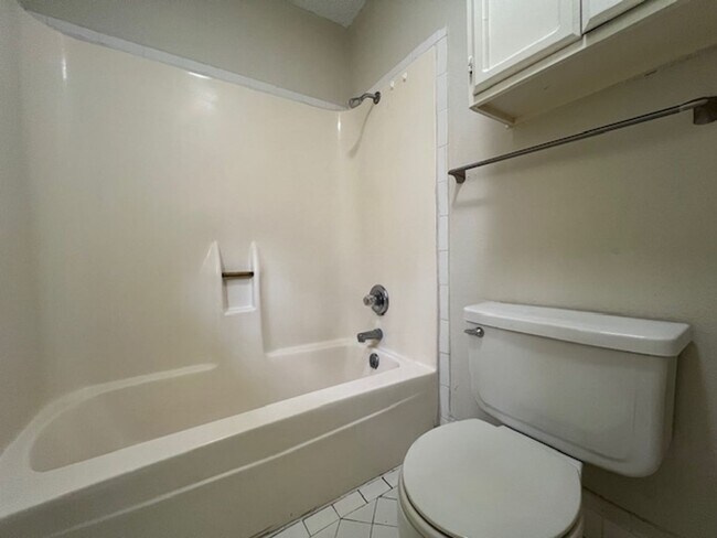 Building Photo - Quadrangle Townhome