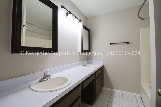 Building Photo - 3 Bed | 2.5 Bath in Jenks!