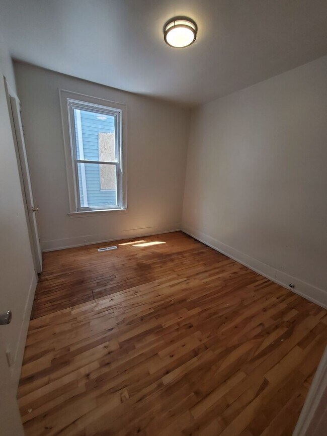 Building Photo - 223-225 E Burleigh St. (Duplex)
