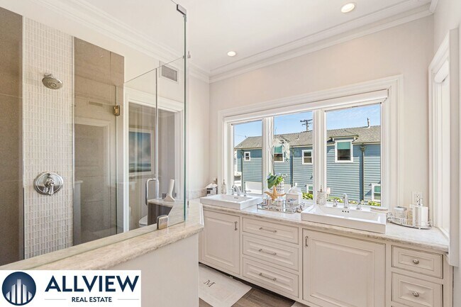 Building Photo - Stunning Beach House located on Newport Beach Boardwalk- 30+ Day Rental!