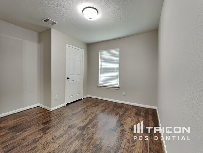 Building Photo - 10774 Royal York Dr