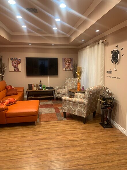 Building Photo - 766 N Alexandria Ave