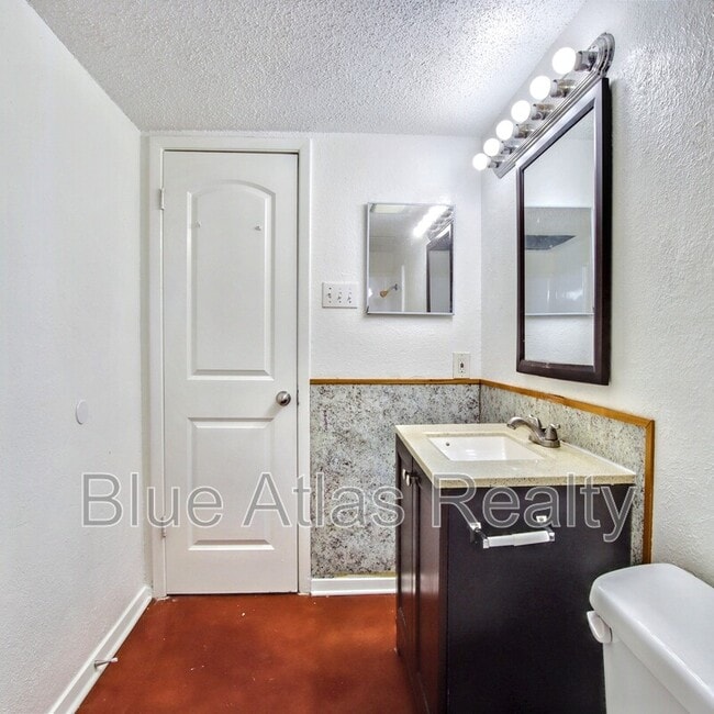 Building Photo - 4816 Wellesley Ave