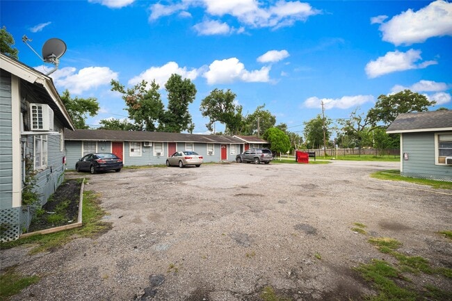 Building Photo - 13928 Bandera St