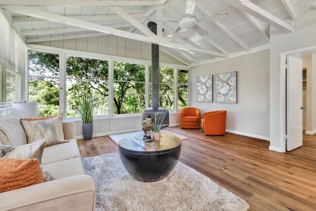 Building Photo - Welcome to Refined Country Living in Los G...