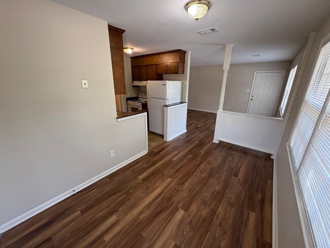 Building Photo - 2bed/1bath Duplex