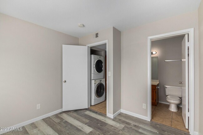 Building Photo - 653 W Guadalupe Rd