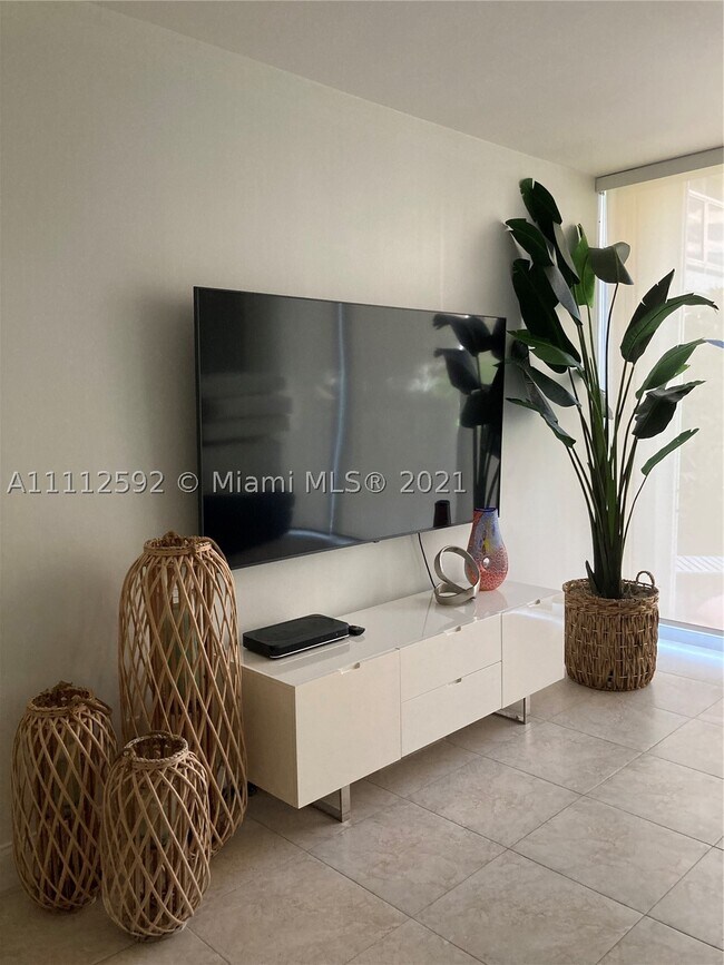 Building Photo - 5161 Collins Ave