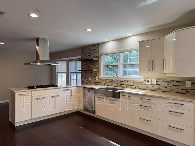 Building Photo - 9203 Sandy Creek Rd