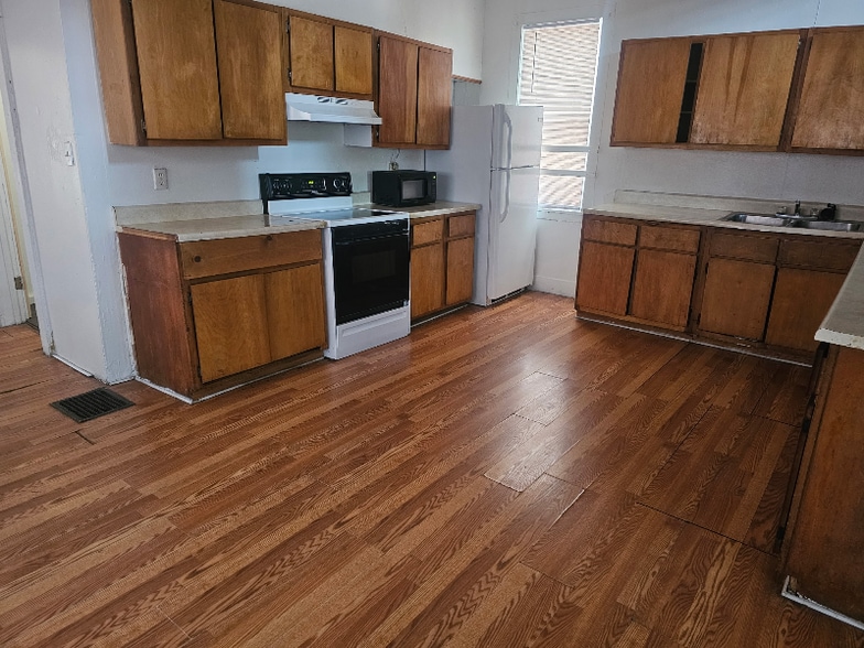 Building Photo - 640 E Northern Ave