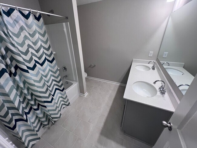 Building Photo - Room in Townhome on Reeves St