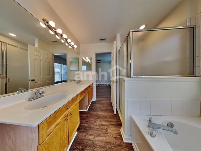 Building Photo - 716 Sid Dr