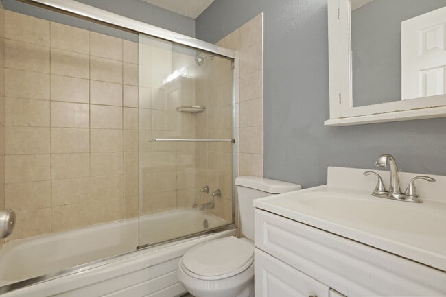 Building Photo - 3 Bedroom Townhome in University Neighborhood