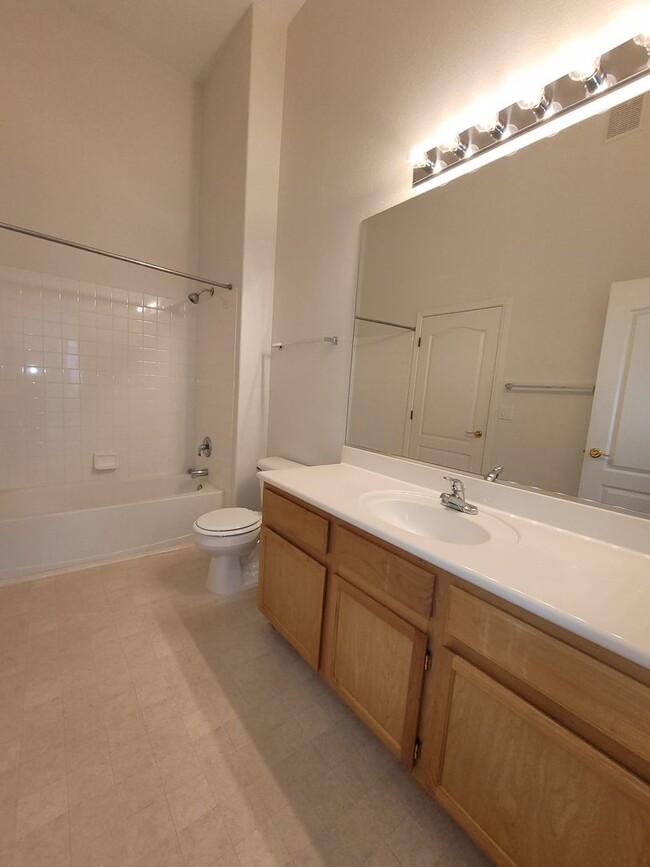 Building Photo - Gorgeous Henderson Condo with garage!