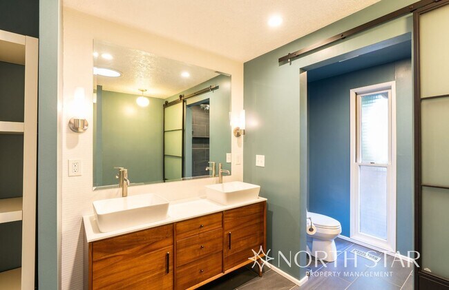 Building Photo - Charming One Level Home In The Four Season...