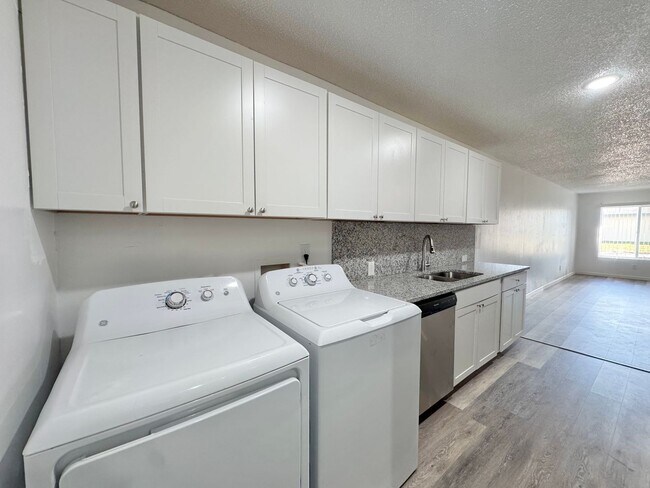 Building Photo - Winter Ridge - End Unit & Canal Front