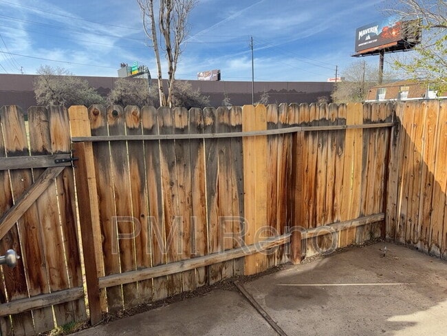 Building Photo - 1424 E 9th St