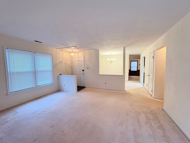 Building Photo - 3 BED / 2 BATH SINGLE FAMILY