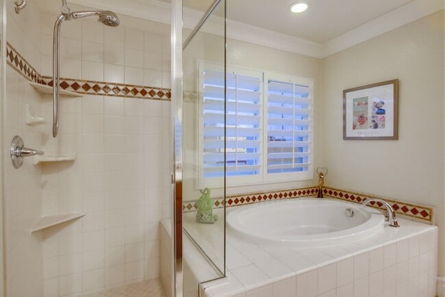 Building Photo - 452 Taylor Dr