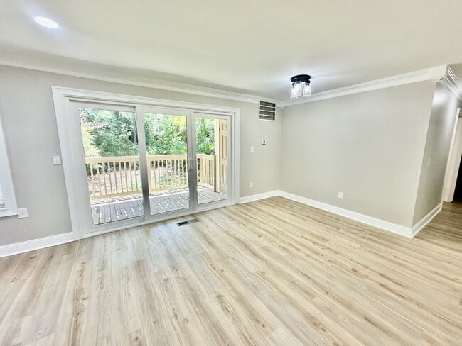 Building Photo - Two Bedroom Renovated South End Condo (Palmetto Bay Villas)!