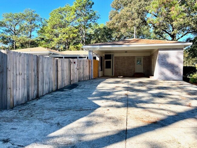 Building Photo - Corner lot in Huntleigh Woods