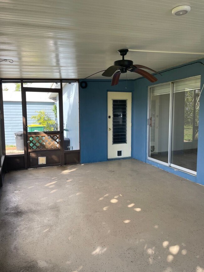 Building Photo - Convenient Port Charlotte Location!