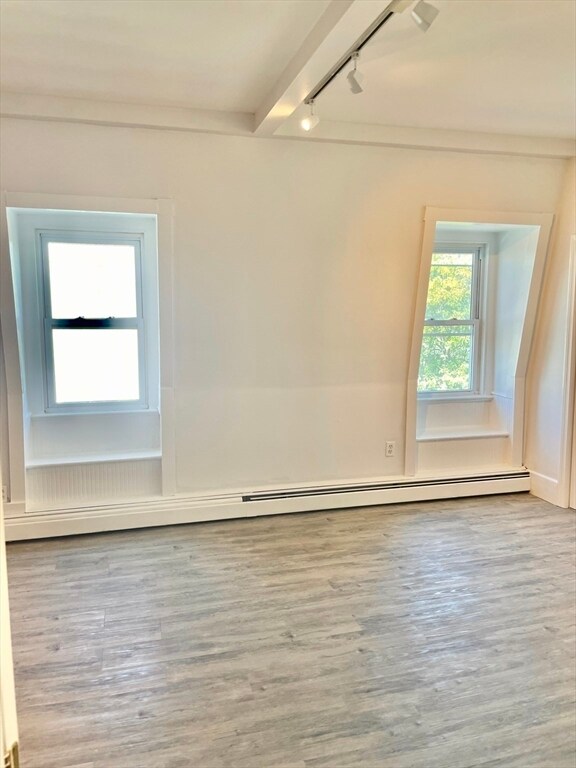 Building Photo - 655 E 7th St