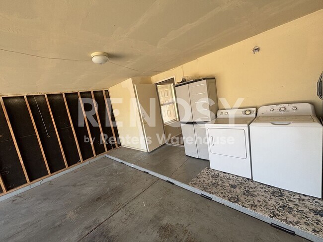 Building Photo - 2126 N Villas Ln