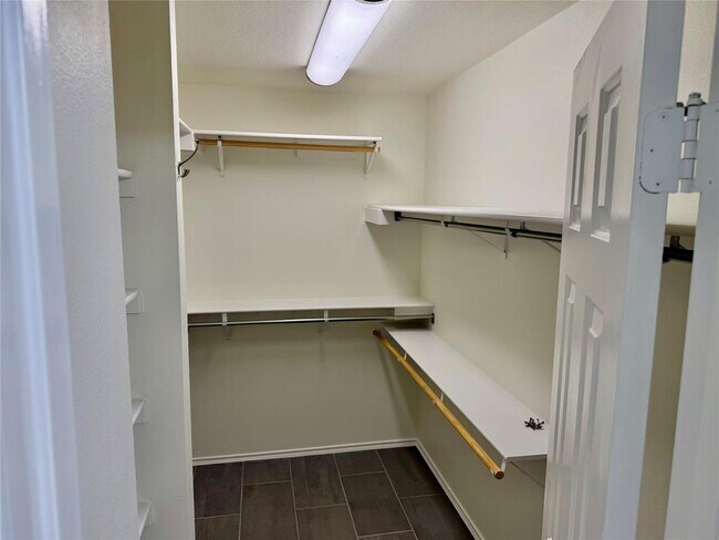 Building Photo - 11210 Kingsgate Dr