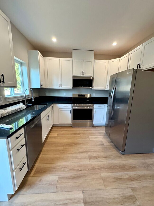 Building Photo - Newly Built 3 Bed, 2.5 Bath Cottage Homes with Free Wifi Internet