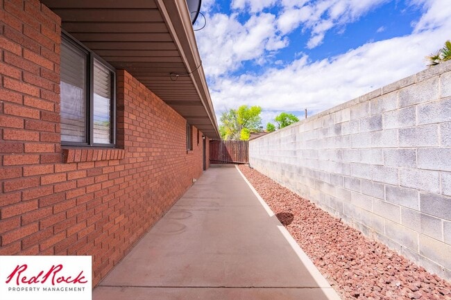 Building Photo - Remodeled 2 Bedroom Townhome. Pet Friendly!