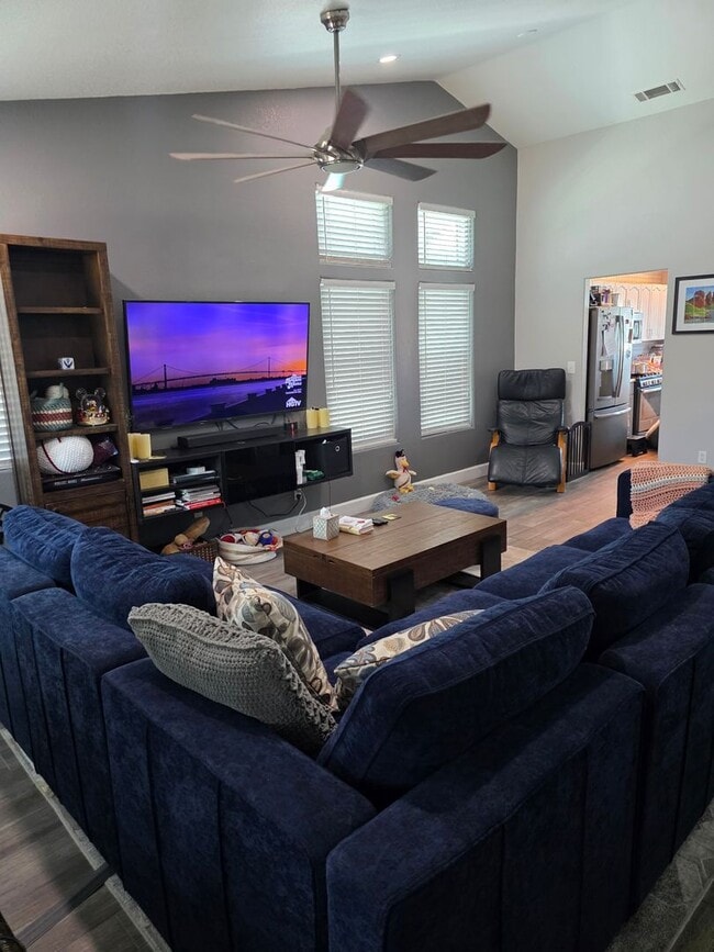 Building Photo - This Home Is Loaded!