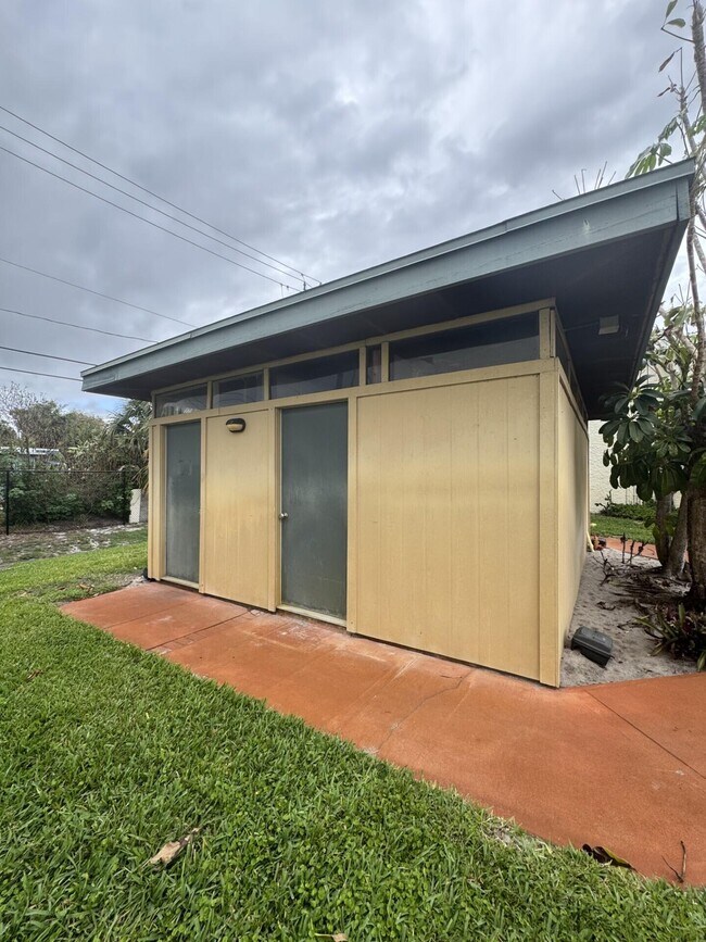 Building Photo - 1310 NE 14th Ct