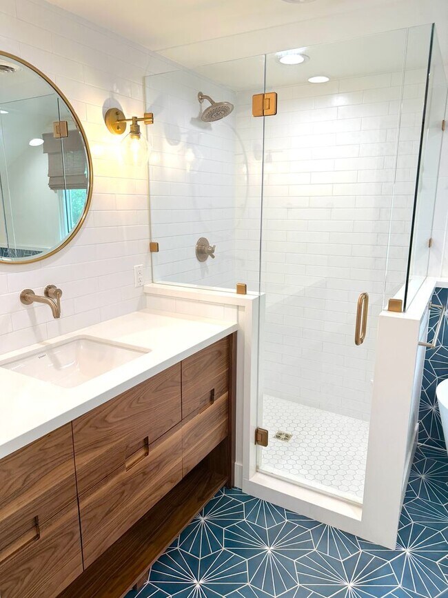 Building Photo - Beautiful 4- Bedroom North End Home