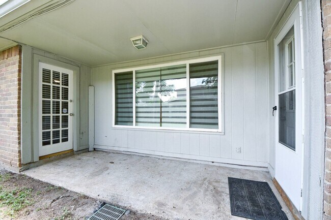 Building Photo - 16823 Cobble Ridge Dr