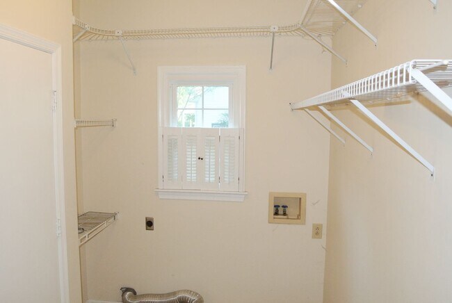 Building Photo - 2036 Hen House Dr