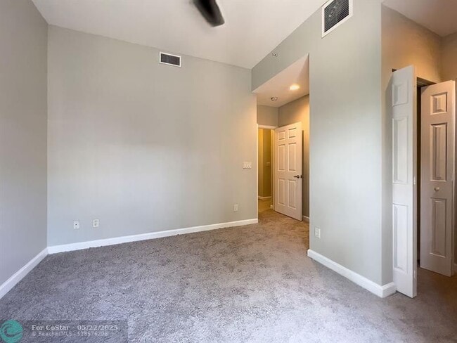 Building Photo - 2304 Vintage Dr