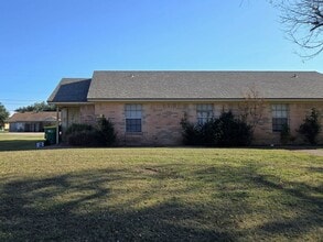 Building Photo - 2/2 Duplex near Hwy 77!