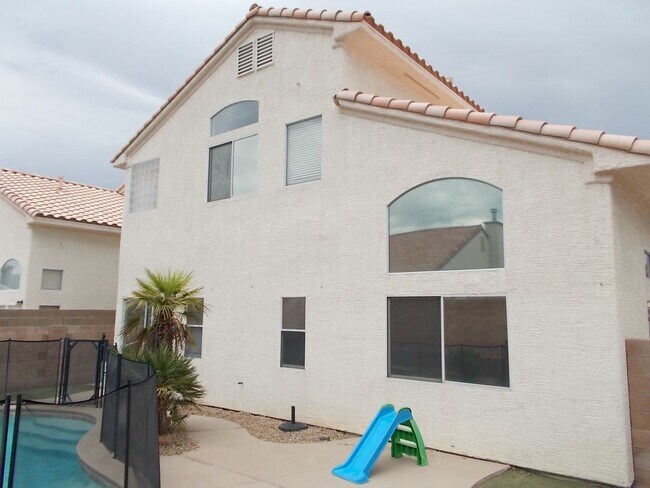 Building Photo - Spacious 4-Bedroom Home with Pool & 3-Car ...