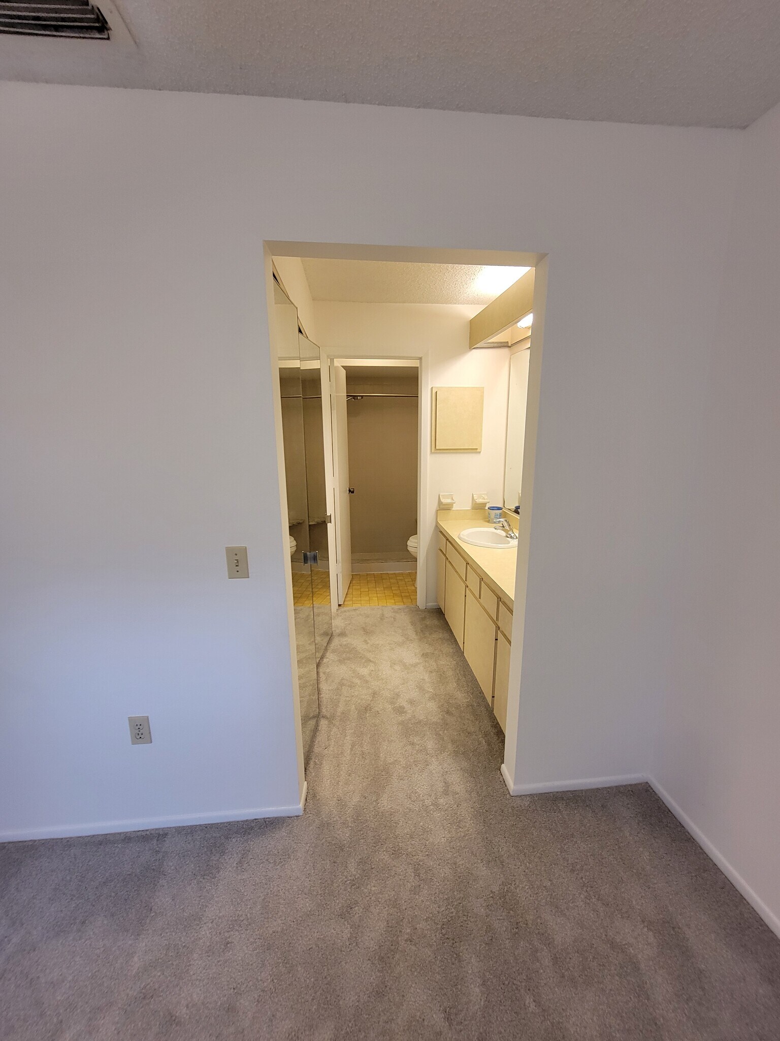 Building Photo - 4863 Village Gardens Dr